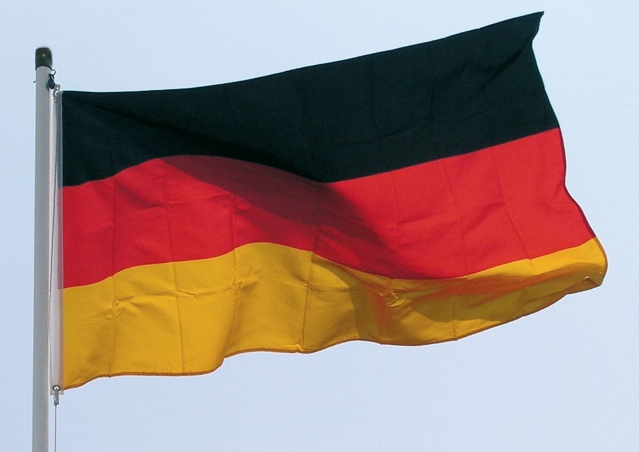 Fahnenmast 5,75 Meter zum Einbetonieren mit Deutschland-Flagge