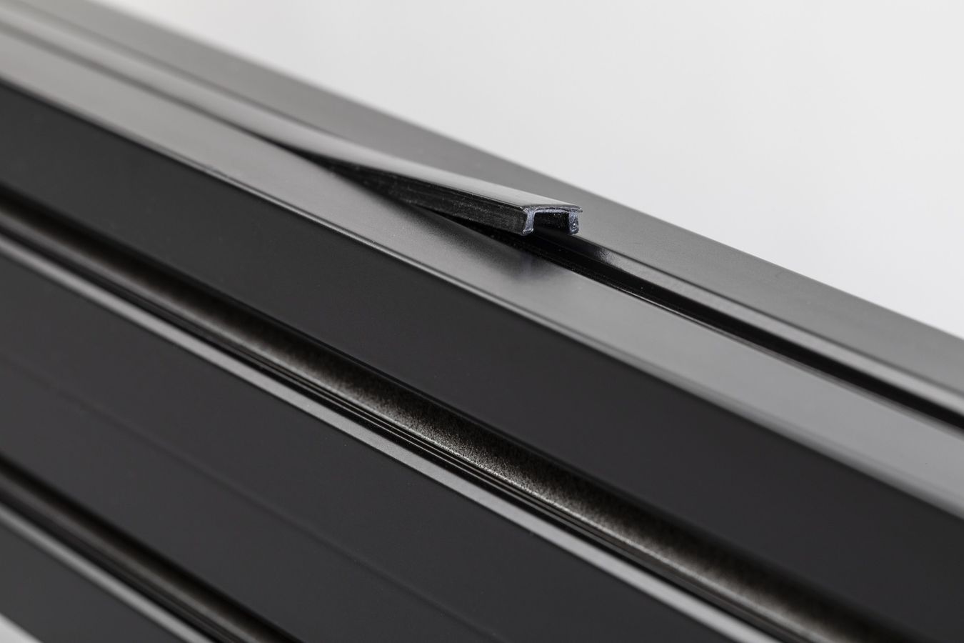 Abdeckung für T-Nute an TRIAX-Systempfosten, Farben schwarz oder silber