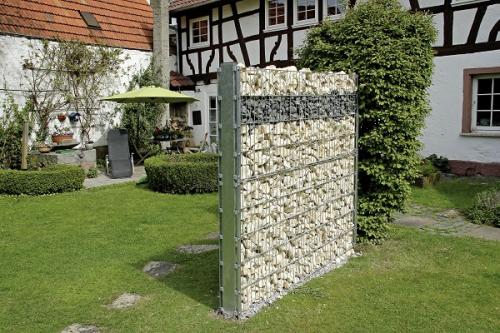 Gabionen sind der perfekte Sichtschutz.