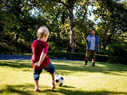 Fußballspielen im eigenen Garten.