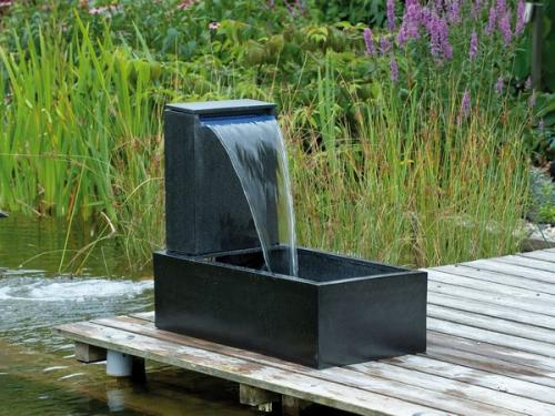 Wasserbrunnen als Gartendeko.