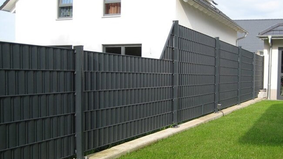 Doppelstabmatten-Zaun mit Sichtschutzstreifen